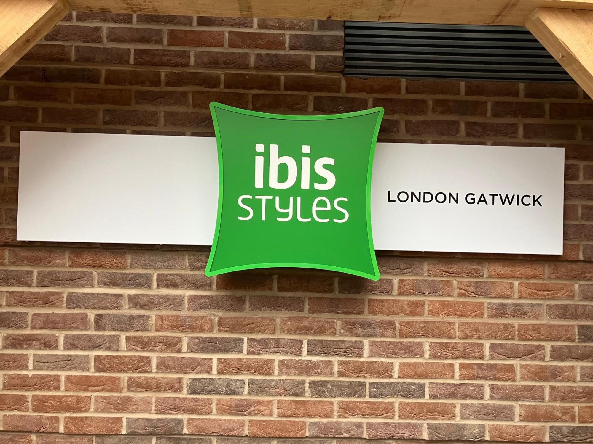 Отель Ibis Styles London Gatwick Airport Кролей Экстерьер фото
