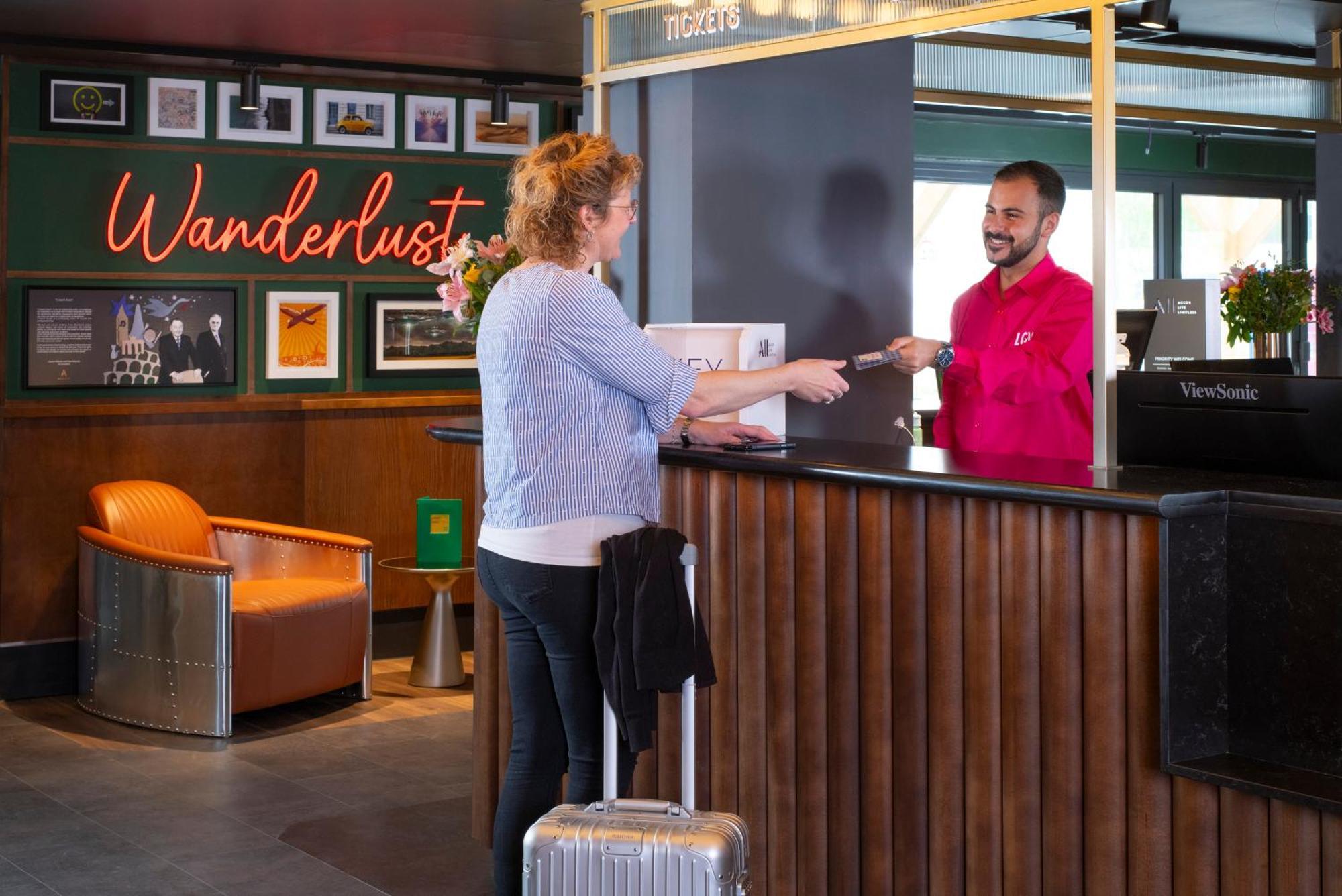 Отель Ibis Styles London Gatwick Airport Кролей Экстерьер фото