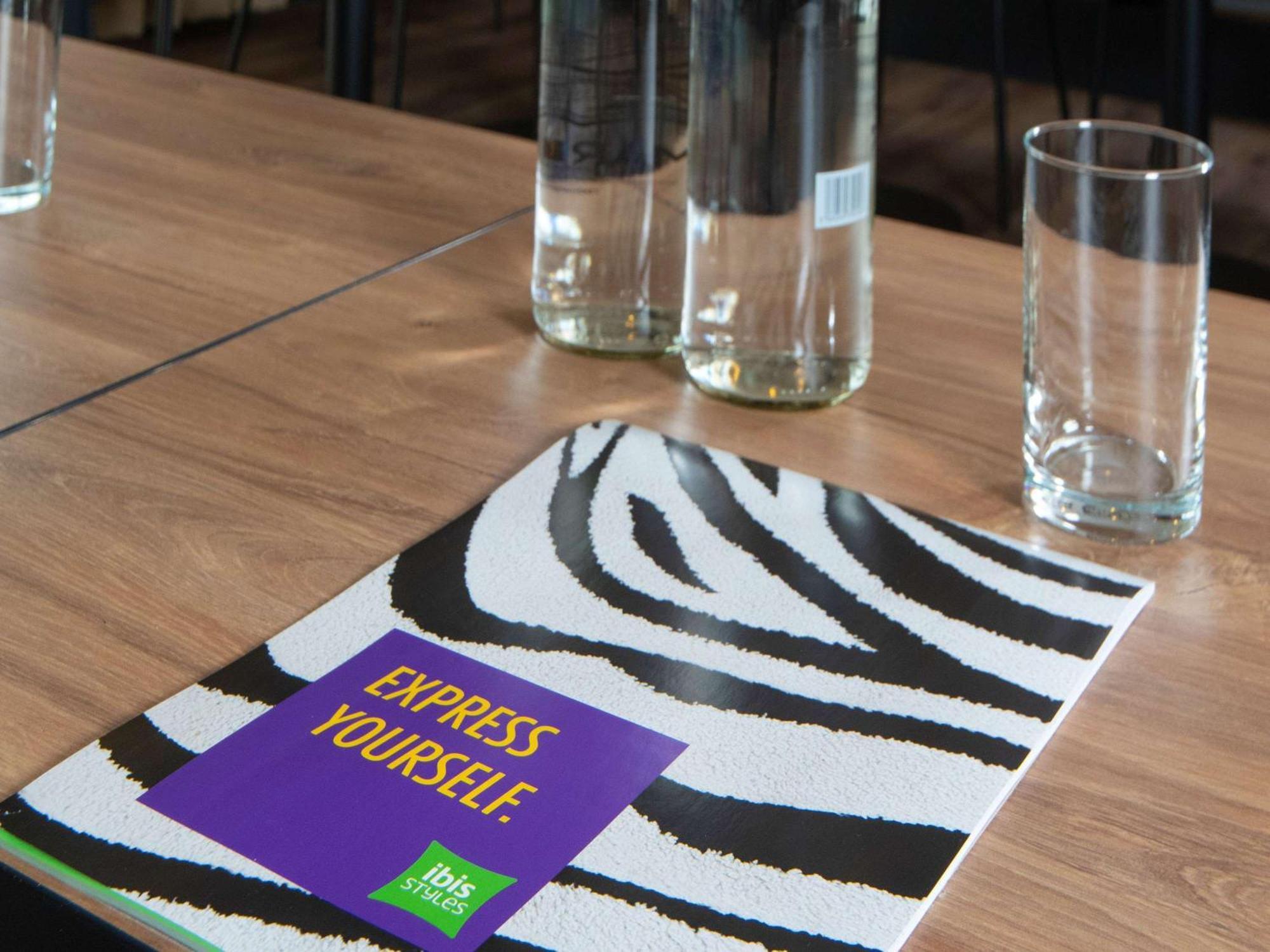 Отель Ibis Styles London Gatwick Airport Кролей Экстерьер фото