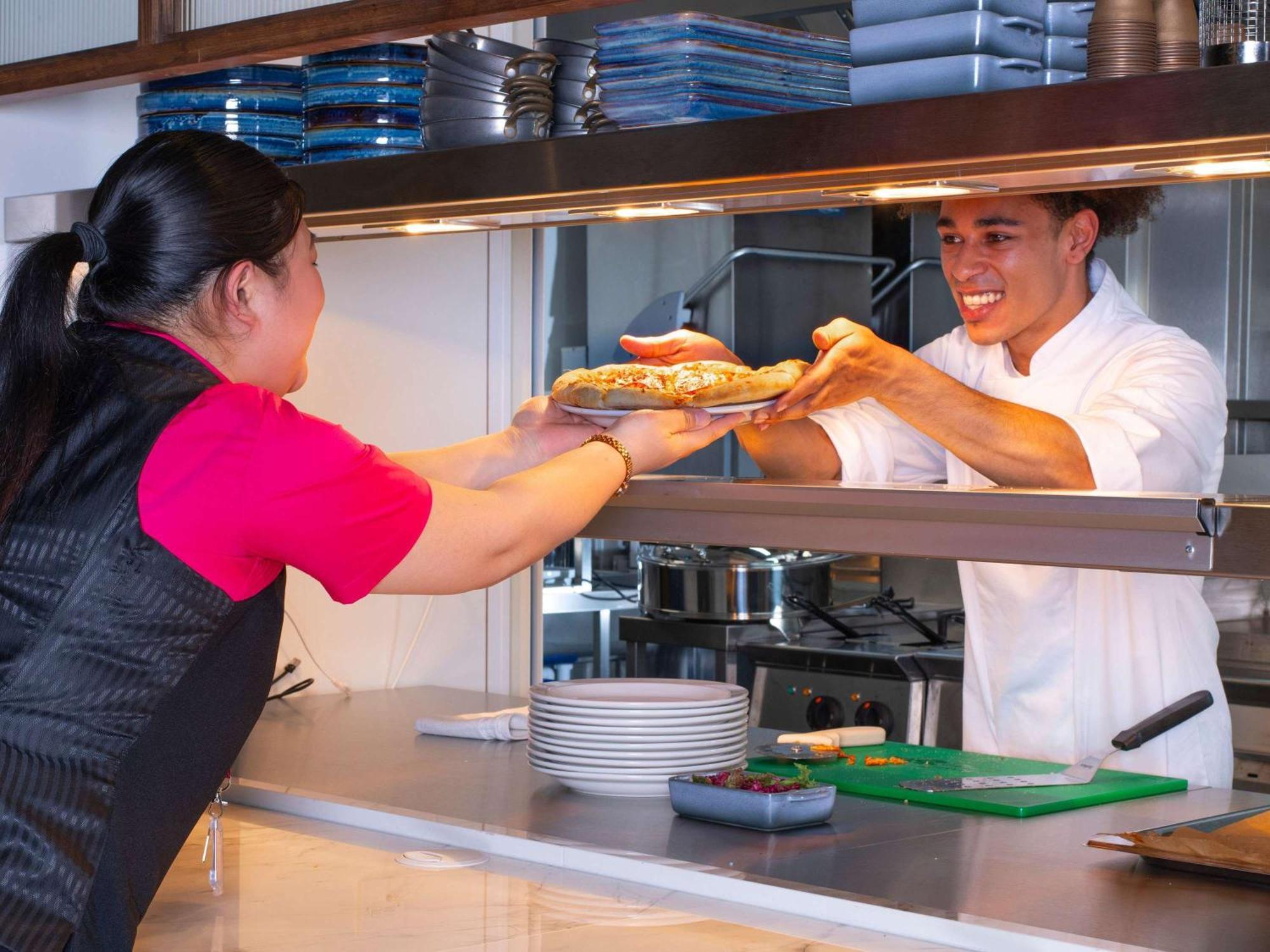 Отель Ibis Styles London Gatwick Airport Кролей Экстерьер фото
