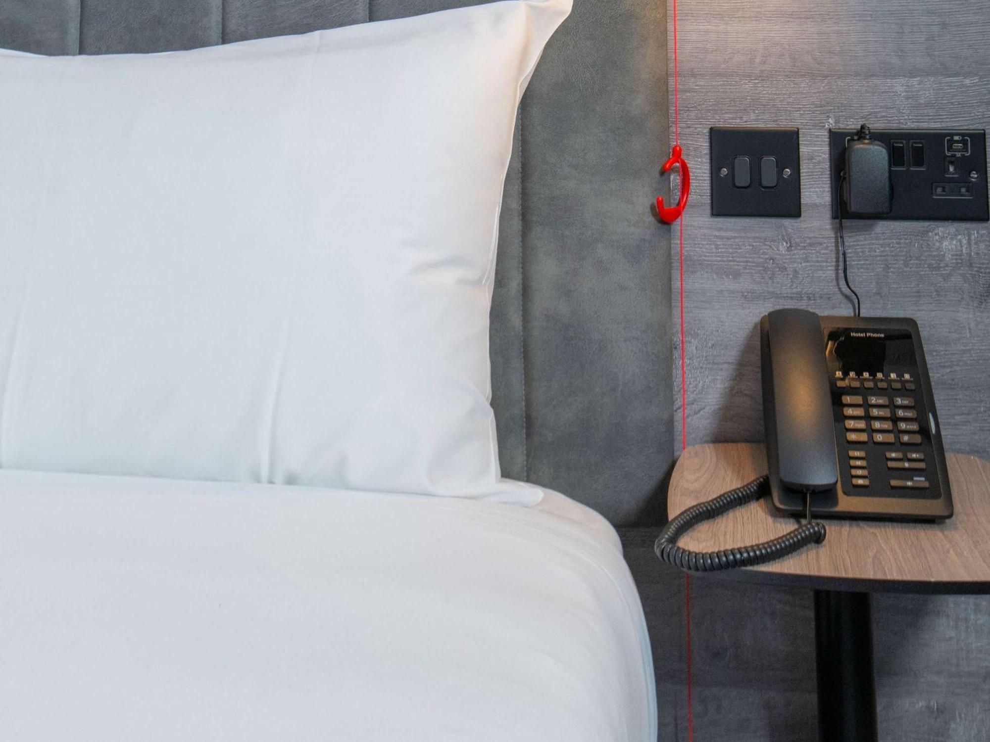 Отель Ibis Styles London Gatwick Airport Кролей Экстерьер фото