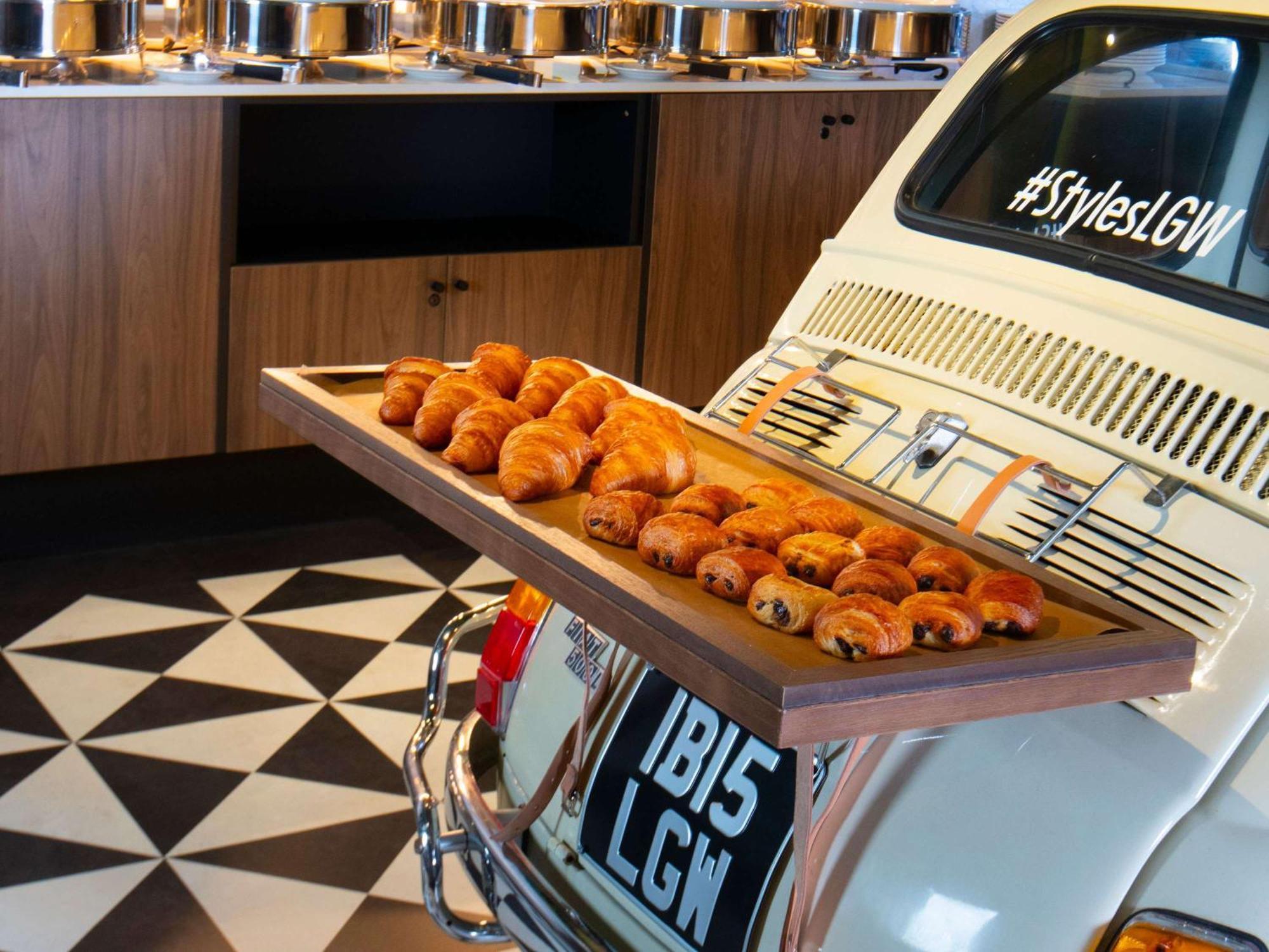 Отель Ibis Styles London Gatwick Airport Кролей Экстерьер фото
