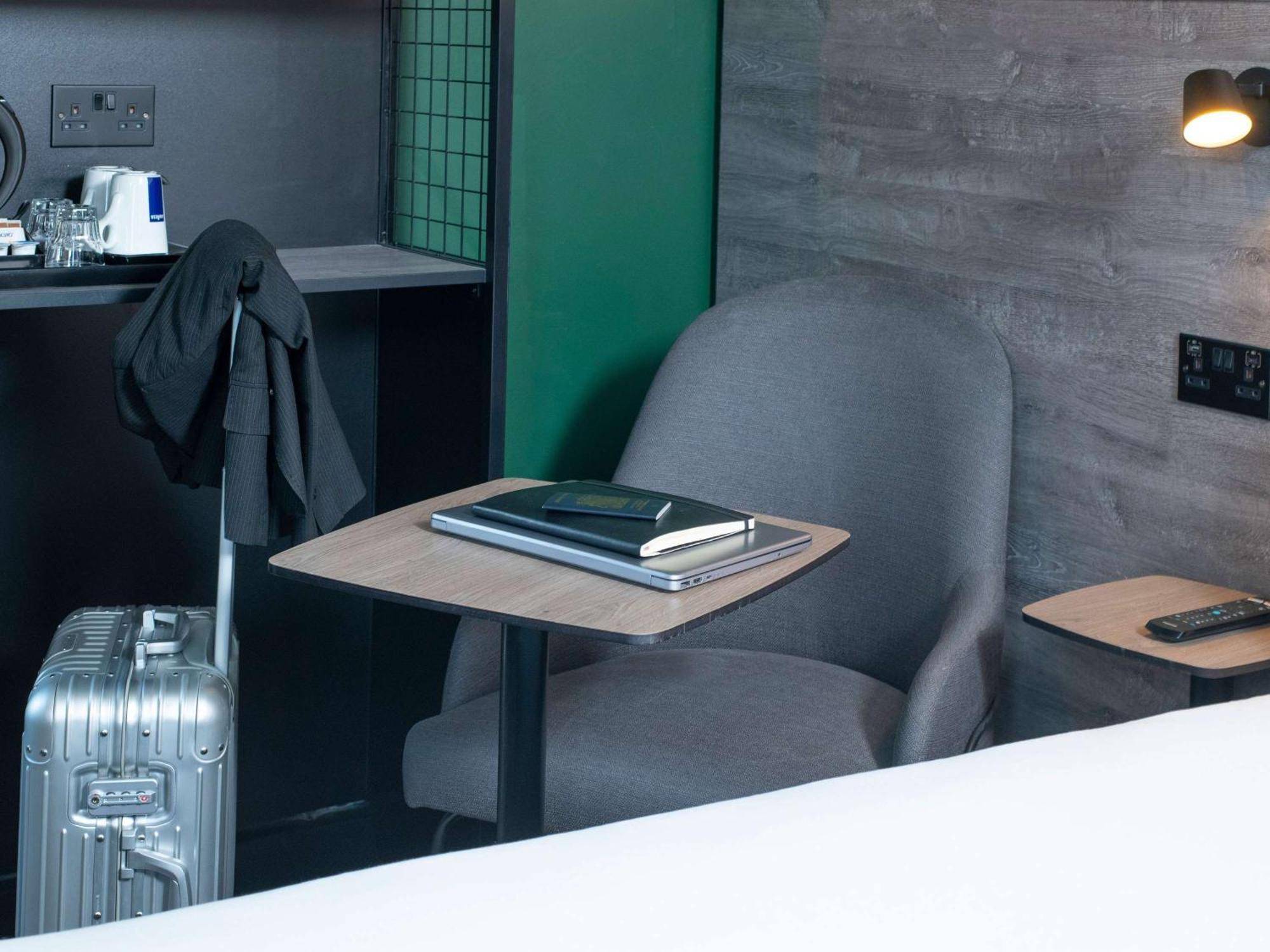 Отель Ibis Styles London Gatwick Airport Кролей Экстерьер фото