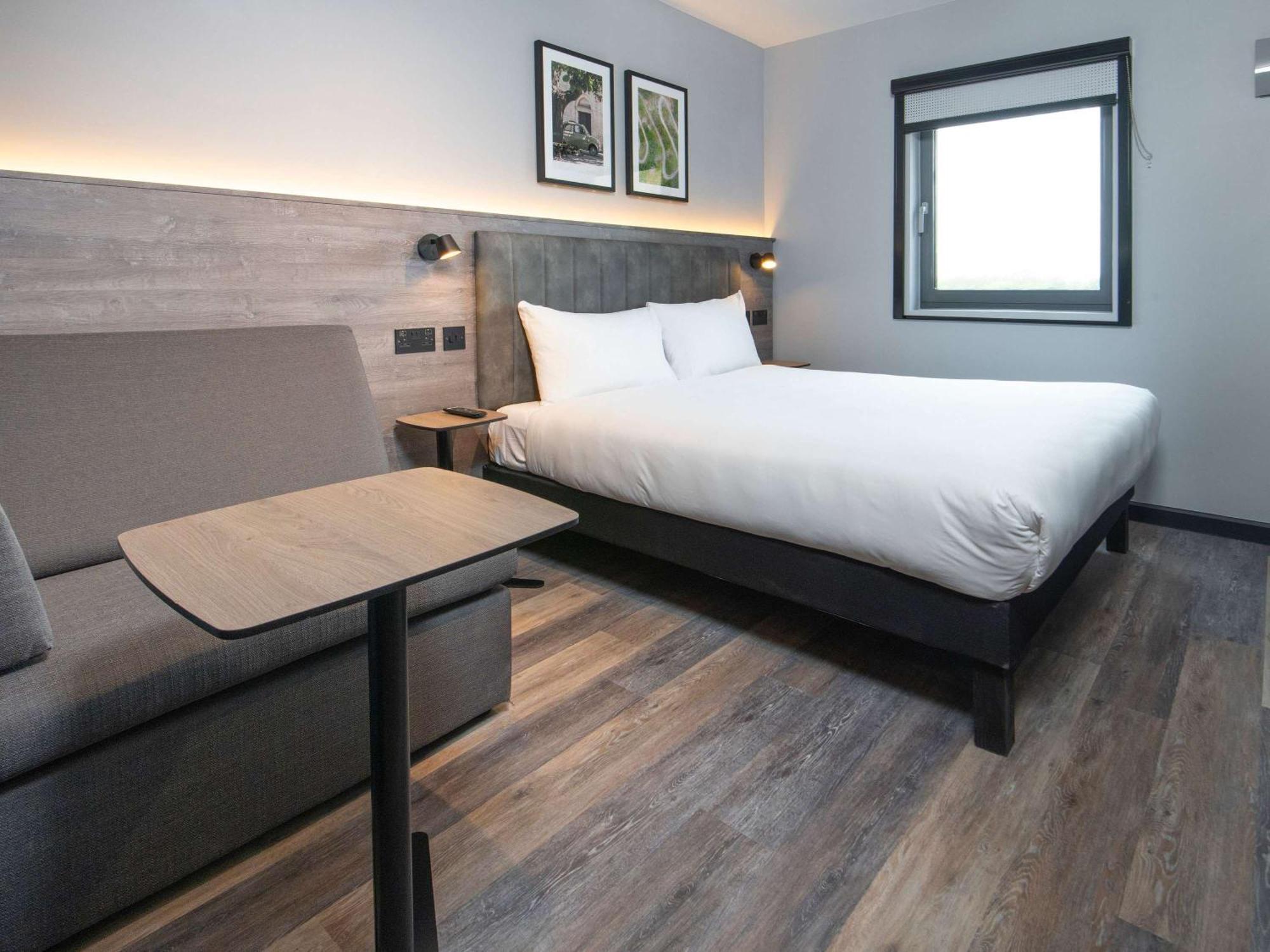 Отель Ibis Styles London Gatwick Airport Кролей Экстерьер фото