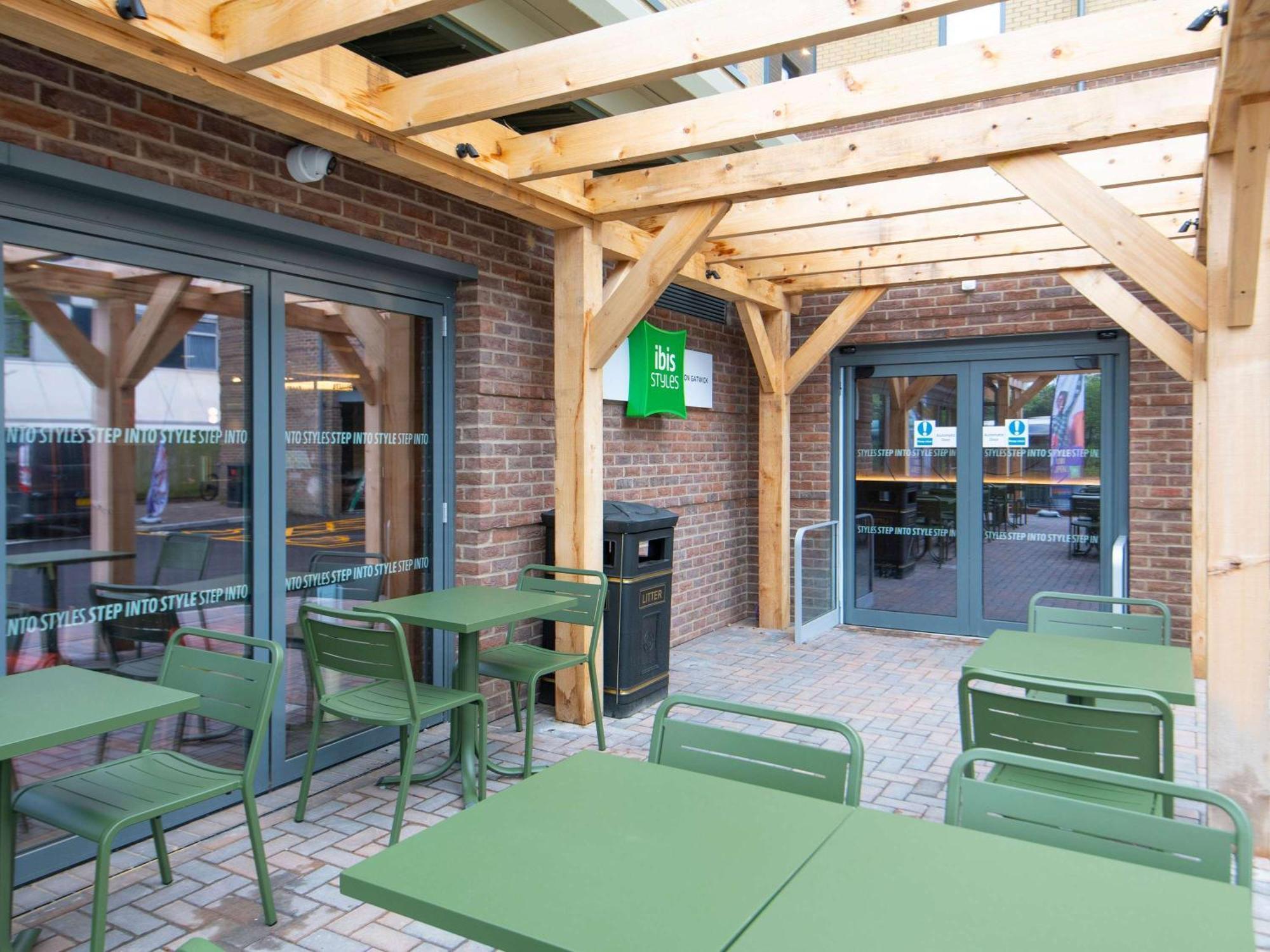 Отель Ibis Styles London Gatwick Airport Кролей Экстерьер фото