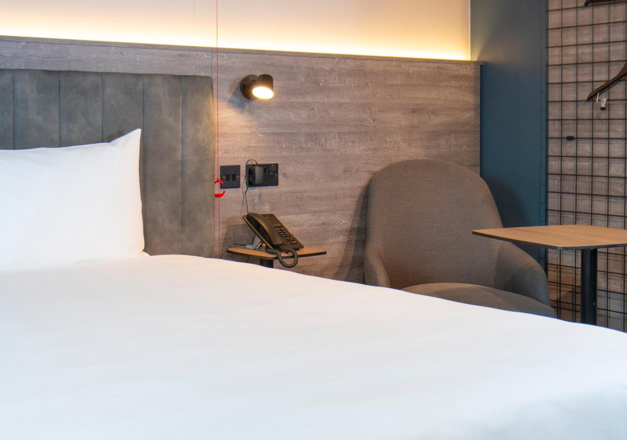 Отель Ibis Styles London Gatwick Airport Кролей Экстерьер фото