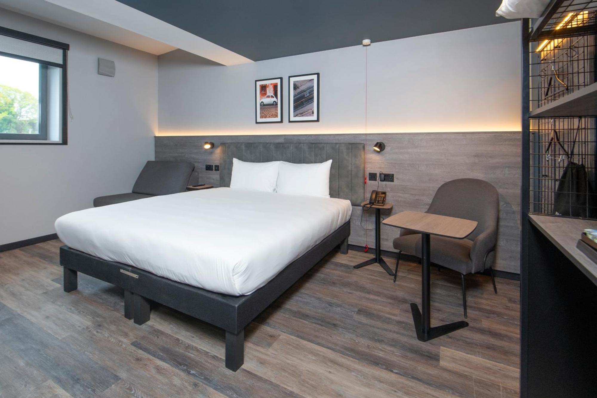 Отель Ibis Styles London Gatwick Airport Кролей Экстерьер фото